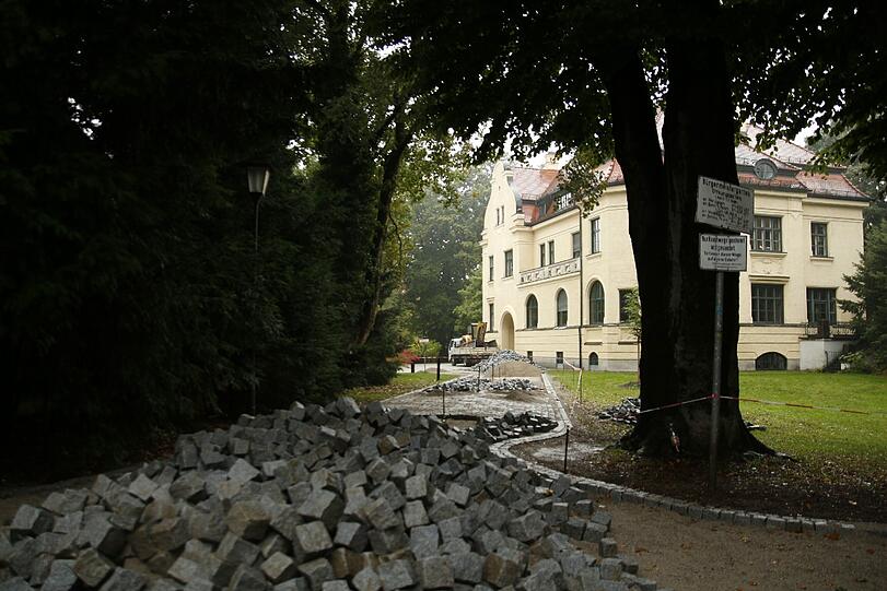 Der Weg zur Bürgermeistervilla (rechts) und dem Finanzgericht (hinter den Bäumen links versteckt) wird gepflastert.