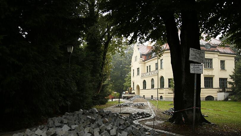 Der Weg zur Bürgermeistervilla (rechts) und dem Finanzgericht (hinter den Bäumen links versteckt) wird gepflastert. Der Weg zur Bürgermeistervilla (rechts) und dem Finanzgericht (hinter den Bäumen links versteckt) wird gepflastert.
