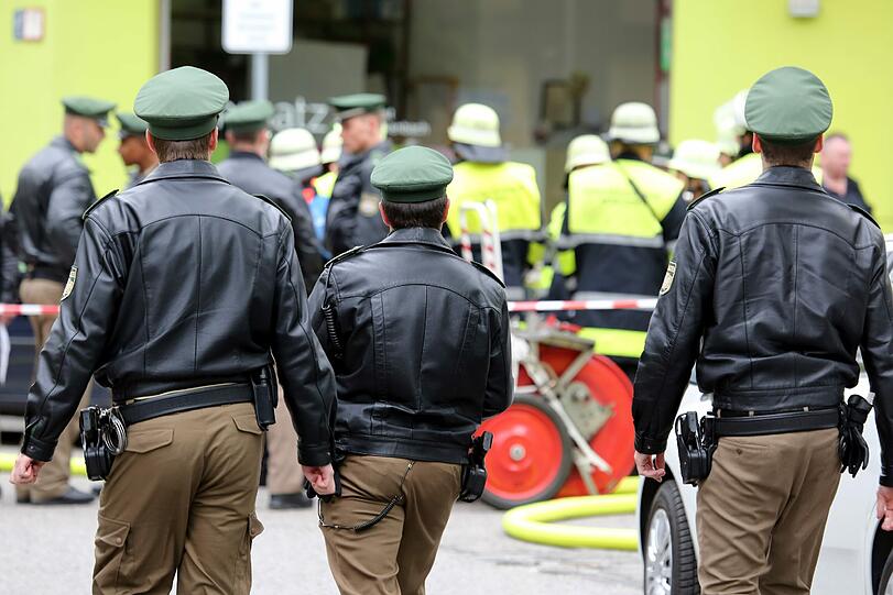 SEK-Einsatz! Polizei findet nach Waffen-Kontrolle Toten in der Holzstraße. Die Bilder vom Einsatz...