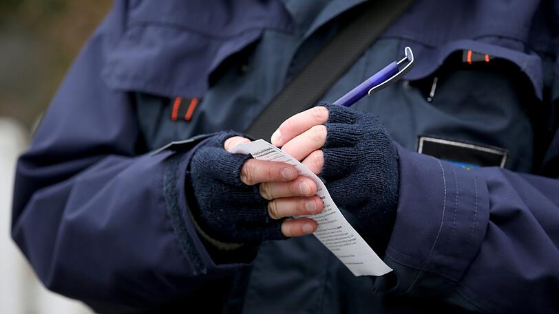 Mit einem Knöllchen wäre die Falschparkerin wohl glimpflicher davon gekommen. (Symbolbild)