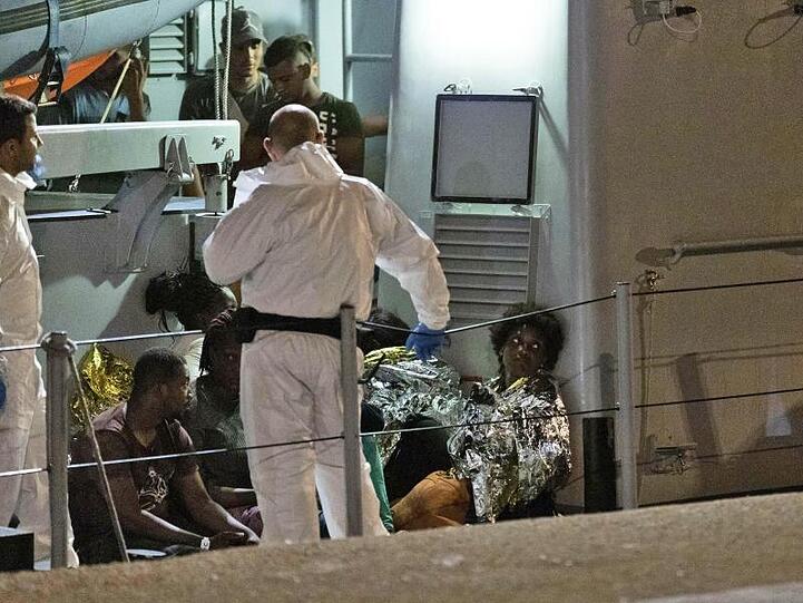 In Rettungsfolien gehüllt: Migranten im sizilianischen Hafen von Pozzallo.