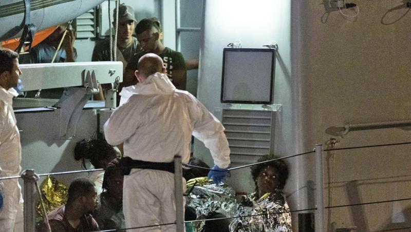 In Rettungsfolien gehüllt: Migranten im sizilianischen Hafen von Pozzallo. In Rettungsfolien gehüllt: Migranten im sizilianischen Hafen von Pozzallo.