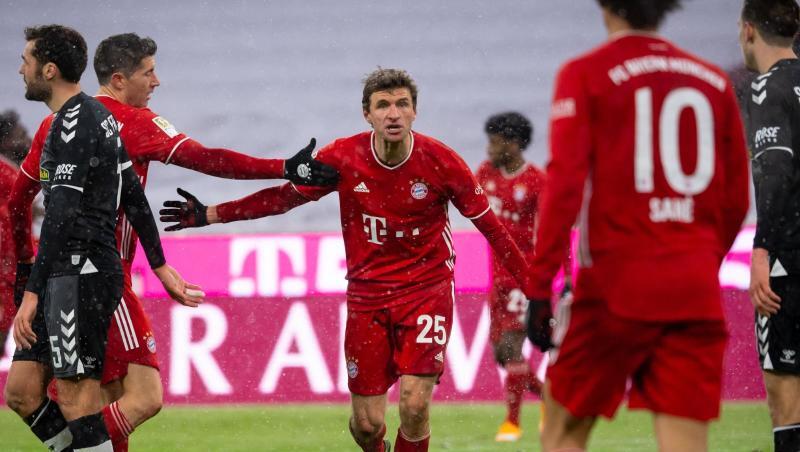 Robert Lewandowski (l-r), Thomas Müller und Leroy Sane von München jubeln über das Tor zum 2:1.