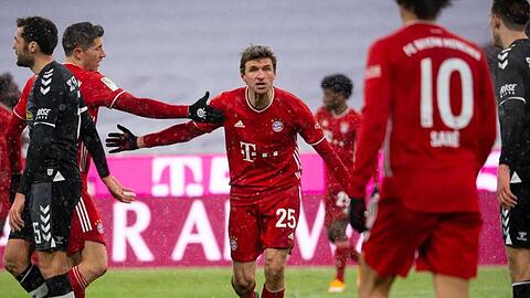 Robert Lewandowski (l-r), Thomas Müller und Leroy Sane von München jubeln über das Tor zum 2:1.