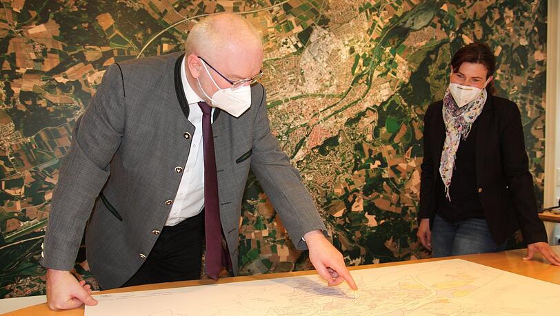 Auch Oberbürgermeister Alexander Putz schaut sich die Bodenrichtwertkarte an. Die Karte liegt noch bis zum 10. Juni zur Einsicht in der Geschäftsstelle des Gutachterausschusses an der Fleischbankgasse 310.