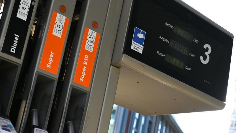 Vier Zapfhähne mit der Aufschrift Diesel, Super und Super 10 stecken in der Zapfsäule an einer Tankstelle. (Archivbild).