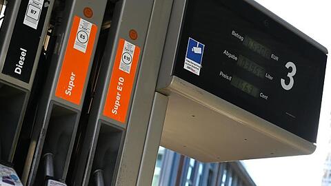 Vier Zapfhähne mit der Aufschrift Diesel, Super und Super 10 stecken in der Zapfsäule an einer Tankstelle. (Archivbild).