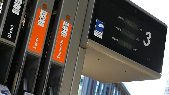 Vier Zapfhähne mit der Aufschrift Diesel, Super und Super 10 stecken in der Zapfsäule an einer Tankstelle. (Archivbild).
