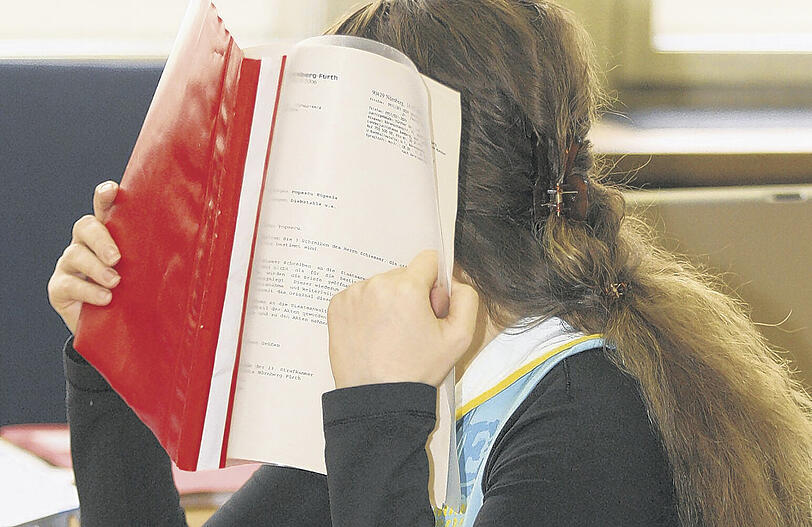 Kein Erbarmen mit den Opfern, aber Kamerascheu: die rumänische Trickdiebin Eugenia P. (25) vor dem Nürnberger Landgericht. F.: K. Schillinger