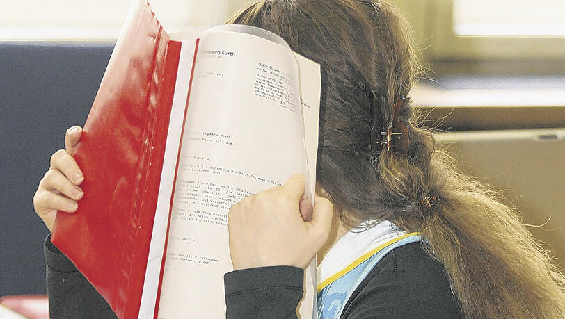 Kein Erbarmen mit den Opfern, aber Kamerascheu: die rumänische Trickdiebin Eugenia P. (25) vor dem Nürnberger Landgericht. F.: K. Schillinger Kein Erbarmen mit den Opfern, aber Kamerascheu: die rumänische Trickdiebin Eugenia P. (25) vor dem Nürnberger Landgericht. F.: K. Schillinger