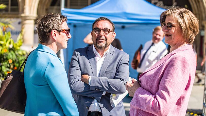 Klaus Holetschek mit  Beatrix Zurek und Professor Ulrike Protzer bei einem gemeinsamen Termin in München.