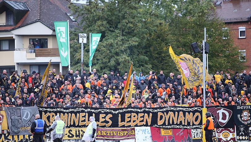 Friedliche Dynamo-Fans in der Fankurve.
