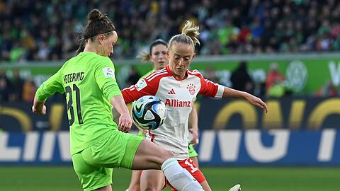 Wolfsburgs Marina Hegering (l) und Münchens Lea Schüller kämpfen um den Ball.