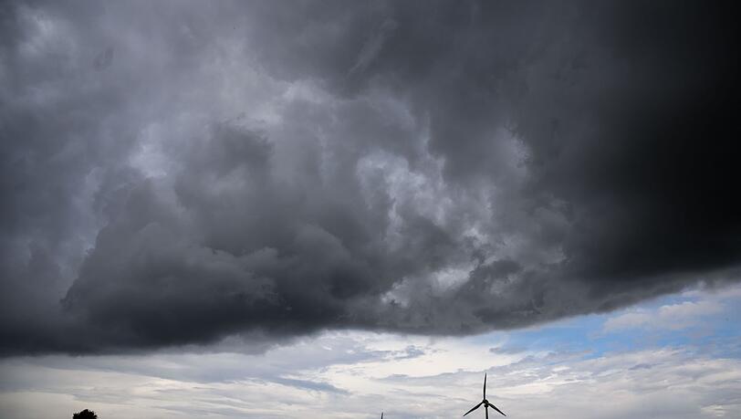 Wie lange sich die Gewitter halten, ist laut DWD noch nicht absehbar. (Archivbild)