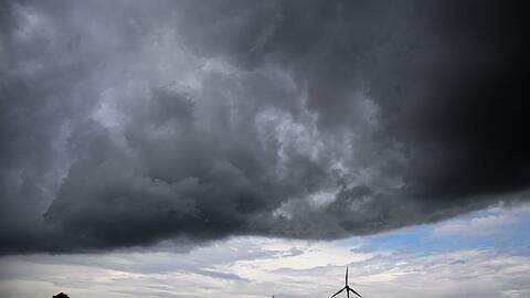 Wie lange sich die Gewitter halten, ist laut DWD noch nicht absehbar. (Archivbild)