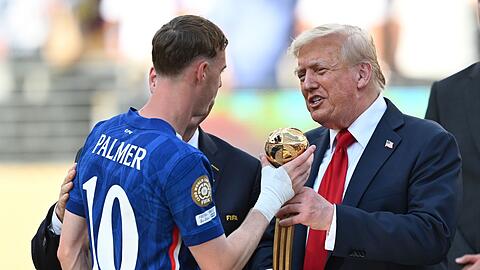 US-Präsident Donald Trump (r) zeichnet Chelseas Matchwinner Cole Palmer als besten Spieler des Turniers aus.