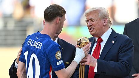 US-Präsident Donald Trump (r) zeichnet Chelseas Matchwinner Cole Palmer als besten Spieler des Turniers aus.