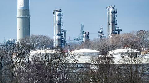 Sollte der Iran-Krieg weitergehen, k&ouml;nnte es im schlimmsten Fall in einigen Wochen zu Engp&auml;ssen bei Kraftstoffen kommen. (Symbolbild)