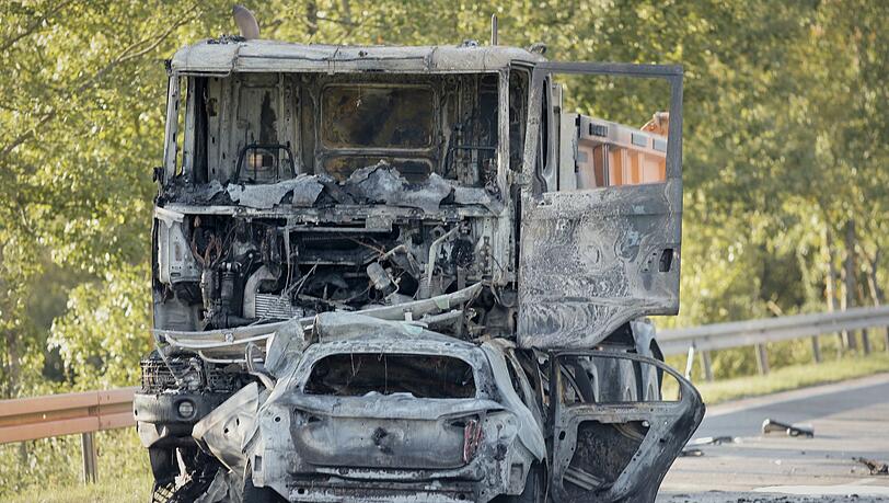 Sowohl das Führerhaus des Lastwagens als auch das Auto brannten aus. Sowohl das Führerhaus des Lastwagens als auch das Auto brannten aus.