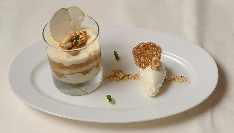 5. GANG: Interpretation von der Steirischen Apfeltarte mit knusprigen Cashewkernen und weißer Schokolade: Ein weißes Menü endet mit einem Dessert, das helle Freude bereitet. Die Sämling Spätlese &bdquo;Angerhof&ldquo; vom Weingut Tschida rundet das mit seinen nussigen, fruchtigen Aromen ab.
