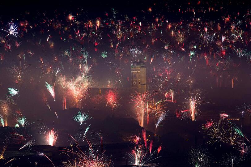 Tolle Fotos: So sah der Feuerwerk-Regen über München vom Olympiaturm betrachtet aus.