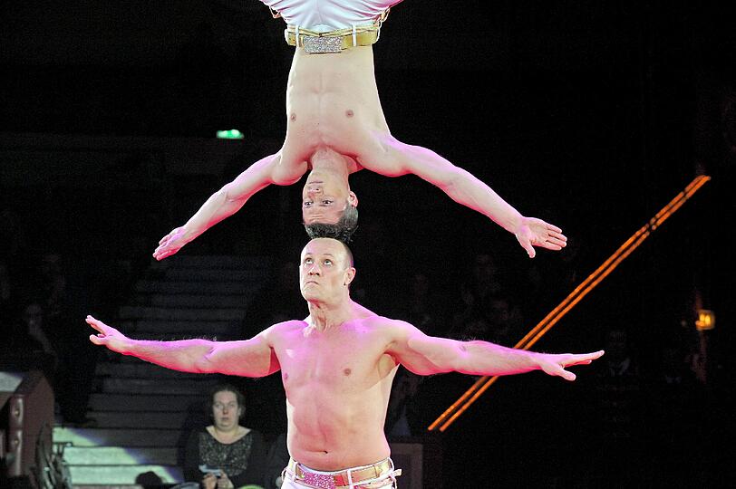 Das ukrainische Akrobatik-Duo Kvas zeigt bei der Februar-Premiere im Circus Krone in München sein Können.