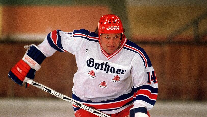 Kühnhackl im Trikot seines Heimatvereins EV Landshut, mit dem er zweimal deutscher Meister wurde (1970, 1983) Kühnhackl im Trikot seines Heimatvereins EV Landshut, mit dem er zweimal deutscher Meister wurde (1970, 1983)