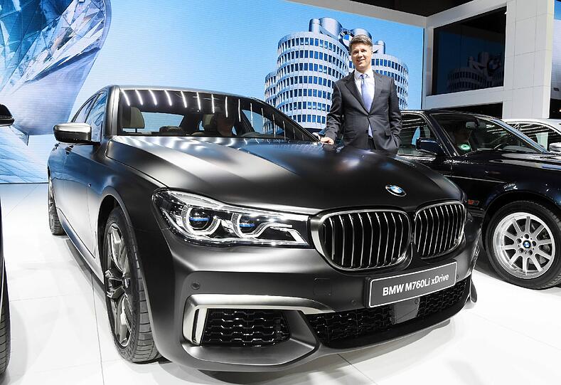 Kraftvolle Luxus-Limousine: BMW-Chef Harald Krüger mit dem neuen M760 Li