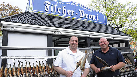 Die Fischer Vroni ist ein Familienbetrieb: Hans Stadtmüller (links) mit seinem Cousin Karl Rettenmeier verkauft den weltberühmten Steckerlfisch von der Wiesn auch auf der Auer Dult.