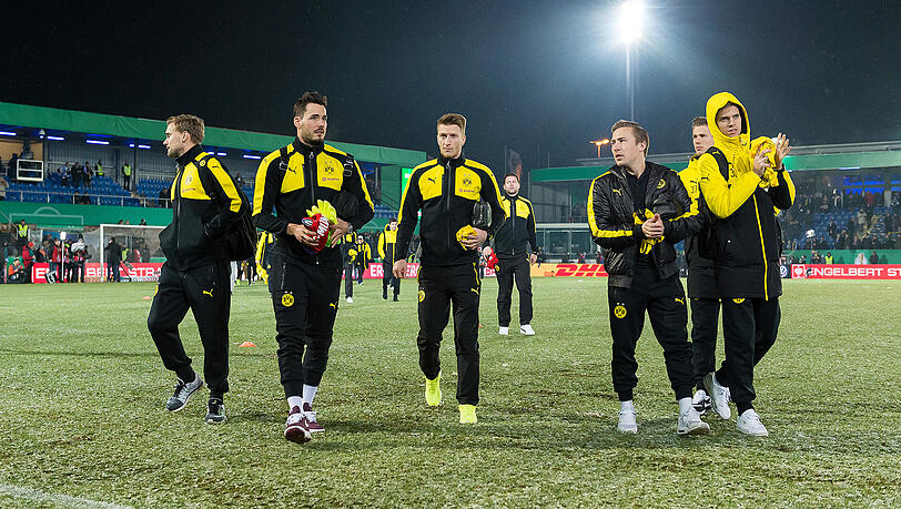 Unbespielbarer Rasen: Die BVB-Profis um Marco Reus (M.) nach der Spielabsage in Lotte. Nun wird die Partie in Osnabrück nachgeholt. Unbespielbarer Rasen: Die BVB-Profis um Marco Reus (M.) nach der Spielabsage in Lotte. Nun wird die Partie in Osnabrück nachgeholt.