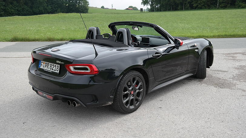 Mit 170 PS schafft es der Abarth mit manueller Schaltung auf eine Spitze von 224 km/h.