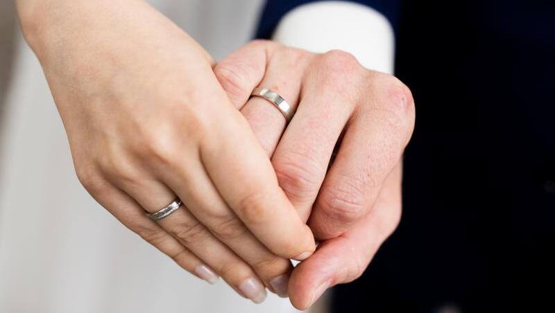 Nach einer Hochzeit feierten 23 Menschen in einem Garten ohne Abstand und Masken. Die Polizei beendete die Party. (Symbolbild)