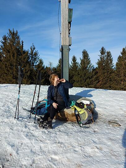 So geht Winterwandern! Die Autorin mit Grödel, Stecken und natürlich einer Brotzeit. So geht Winterwandern! Die Autorin mit Grödel, Stecken und natürlich einer Brotzeit.