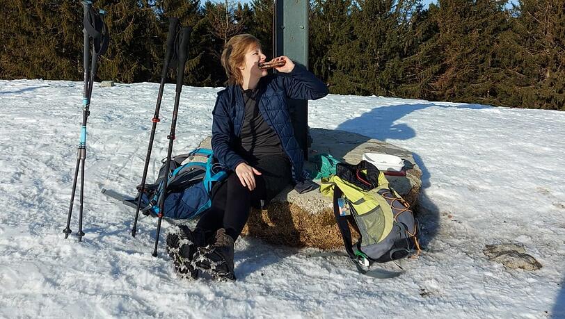 So geht Winterwandern! Die Autorin mit Grödel, Stecken und natürlich einer Brotzeit. So geht Winterwandern! Die Autorin mit Grödel, Stecken und natürlich einer Brotzeit.