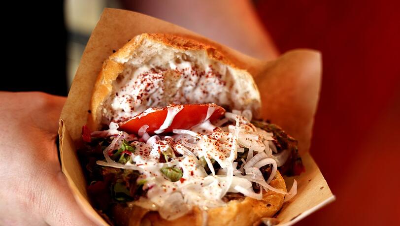 Der "Original 1972 Döner Kebab" mit knusprigen Dönerbrot und den klassischen Fleischtomaten.