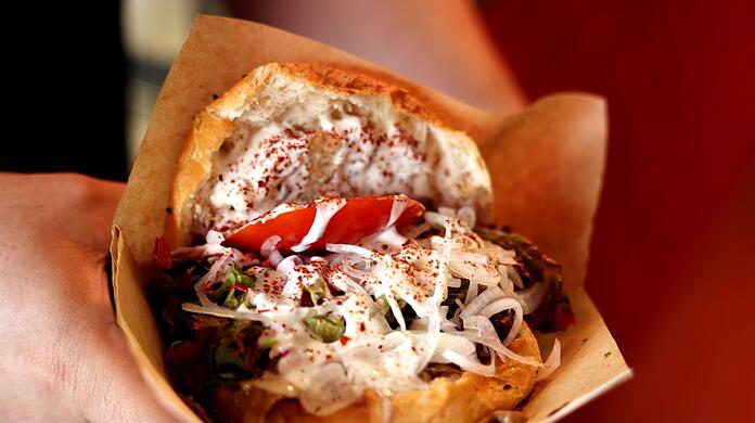 Der "Original 1972 Döner Kebab" mit knusprigen Dönerbrot und den klassischen Fleischtomaten.