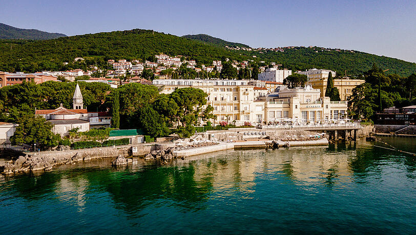 Idyllisch eingebettet ist das Hotel Kvarner in Opatija.