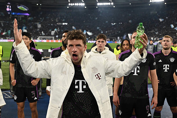 Weiter geht's - Thomas Müller feuerte nach dem Schlusspfiff die Bayern-Fans an Weiter geht's - Thomas Müller feuerte nach dem Schlusspfiff die Bayern-Fans an