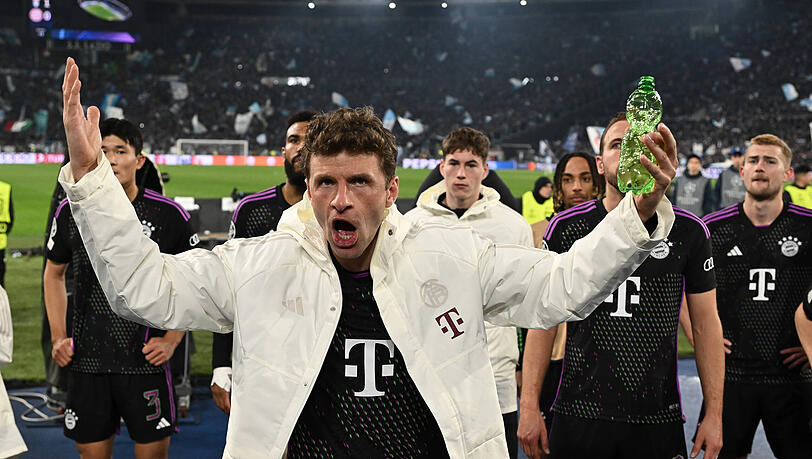 Weiter geht's - Thomas Müller feuerte nach dem Schlusspfiff die Bayern-Fans an Weiter geht's - Thomas Müller feuerte nach dem Schlusspfiff die Bayern-Fans an