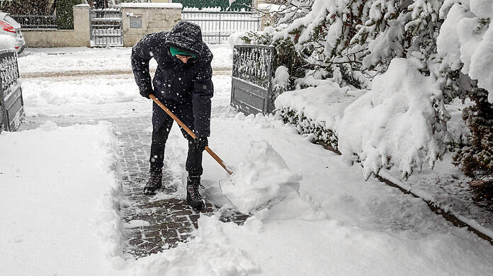 Wenn es schneit, dann muss geschippt werden. Doch wer ist dafür eigentlich verantwortlich?