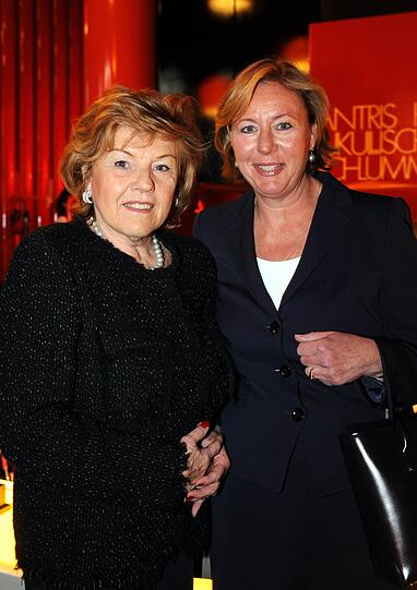 Traudi Kustermann und Martina Neumeister-Scheublein (r.).