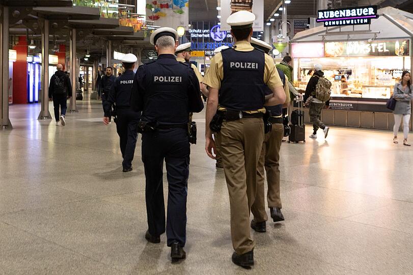Die Bilder von den Vorbereitungen: Ab 20 Uhr begann die Polizei damit, den Bahnhof abzuriegeln.