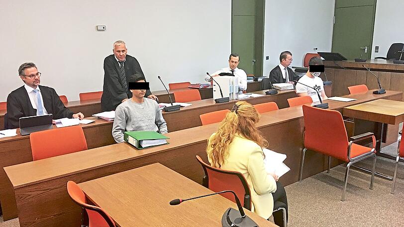 Die Angeklagten beim Verhandlungsauftakt.