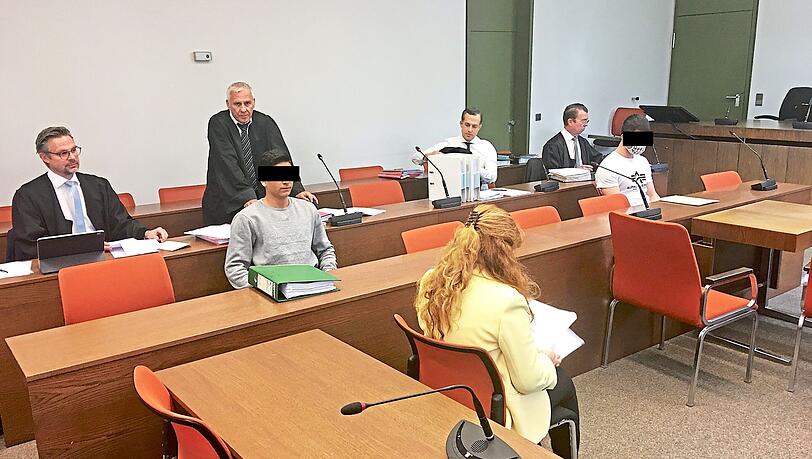 Die Angeklagten beim Verhandlungsauftakt. Die Angeklagten beim Verhandlungsauftakt.