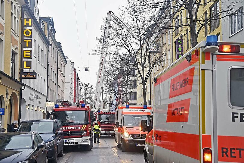 Einsatz in der Schillerstraße: Der Patient wurde mit einem Kran aus dem Fenster gehievt.
