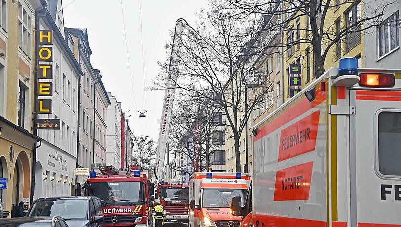 Einsatz in der Schillerstraße: Der Patient wurde mit einem Kran aus dem Fenster gehievt. Einsatz in der Schillerstraße: Der Patient wurde mit einem Kran aus dem Fenster gehievt.