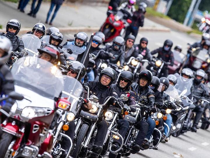 Tausende Motorradfahrer haben - wie hier mit einem Korso durch die Innenstadt von Schwerin - gegen drohende Fahrverbote demonstriert.