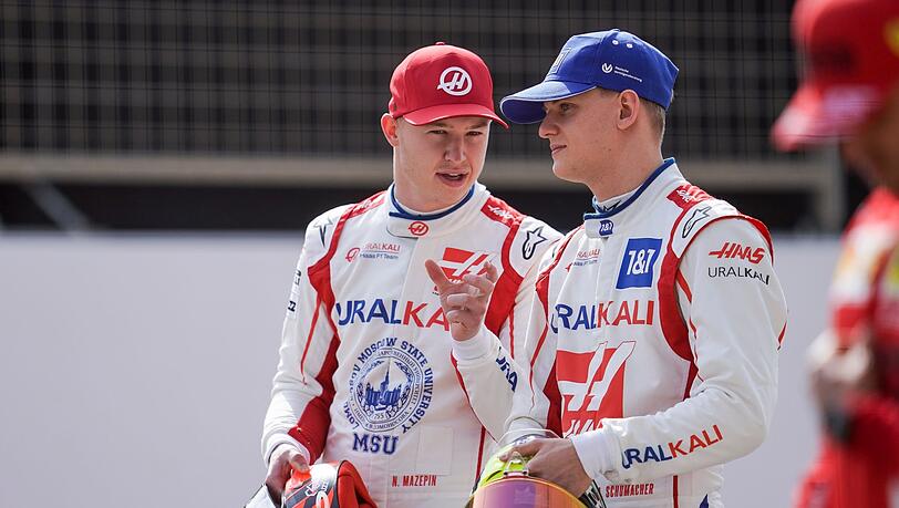 Mick Schumacher (r) im Gespräch mit seinem russischen Teamkollegen Nikita Masepin.