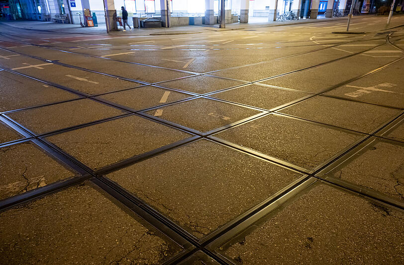 Trambahn-Schienen kreuzen sich in der Nacht auf dem Max-Weber-Platz im Stadtteil Haidhausen.