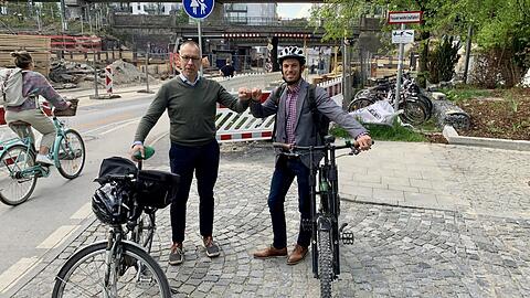 Vor einem Jahr wollten die Grünen-Stadträte Christian Smolka und Florian Schönemann (r.) auf der Balanstraße in München Autospuren wegnehmen.